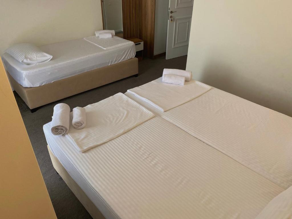 Postel nebo postele na pokoji v ubytování Royal Palace