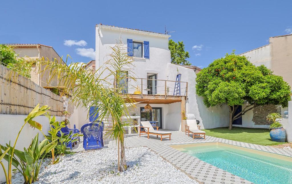 une villa avec piscine et une maison dans l'établissement Casa Blanca, à Puget-Ville