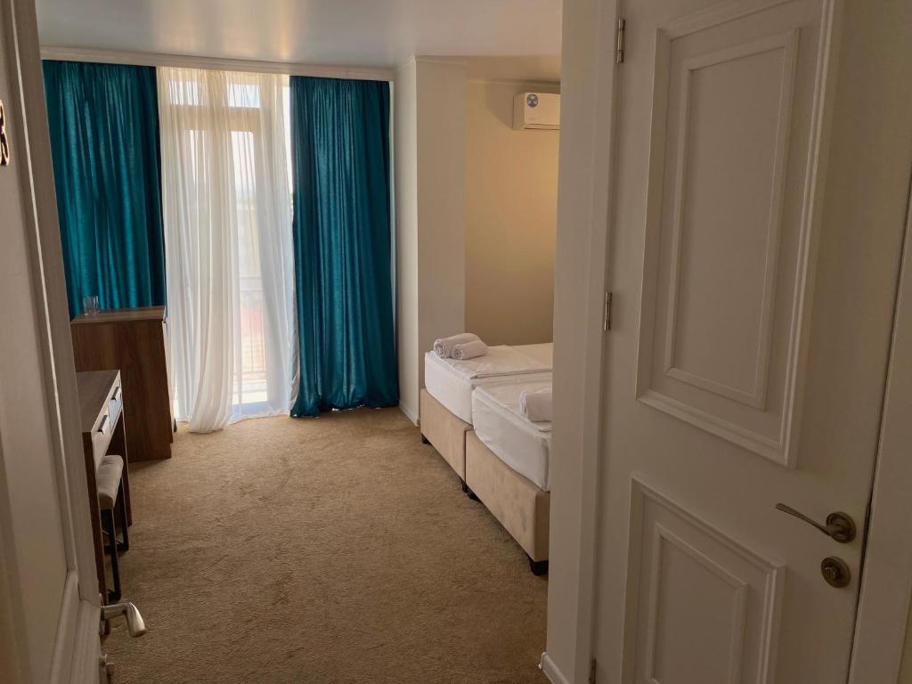 Postel nebo postele na pokoji v ubytování Royal Palace
