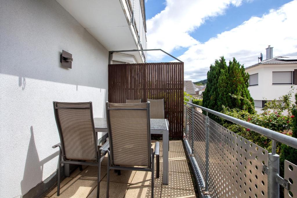 een balkon met een tafel en stoelen erop bij Haus Castellbergblick mit Balkon in Ballrechten