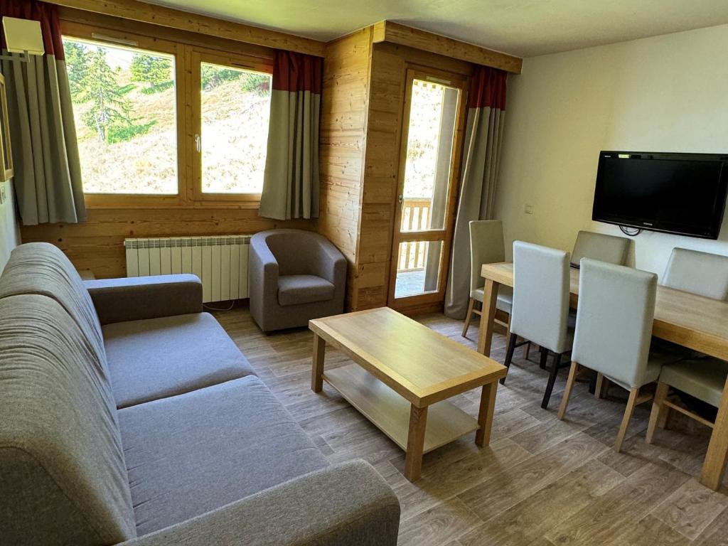 un salon avec un canapé et une table dans l'établissement Appartement 2 pièces + cabine, ski aux pieds, piscine, espace bien-être, animaux admis, Belle Plagne - FR-1-181-2808, à La Plagne Tarentaise