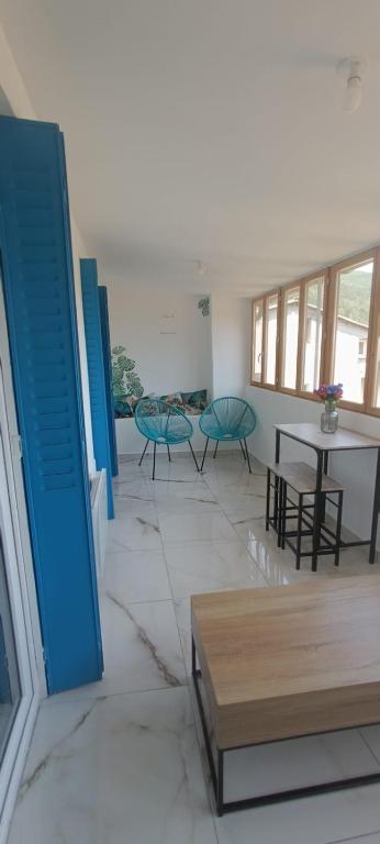 une chambre avec des chaises et des tables dans un bâtiment dans l'établissement T2 avec vue magnifique, à Sisteron