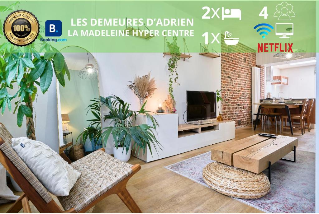 un salon avec une télévision et une table dans l'établissement Le Flore - Les Demeures d'Adrien, à La Madeleine