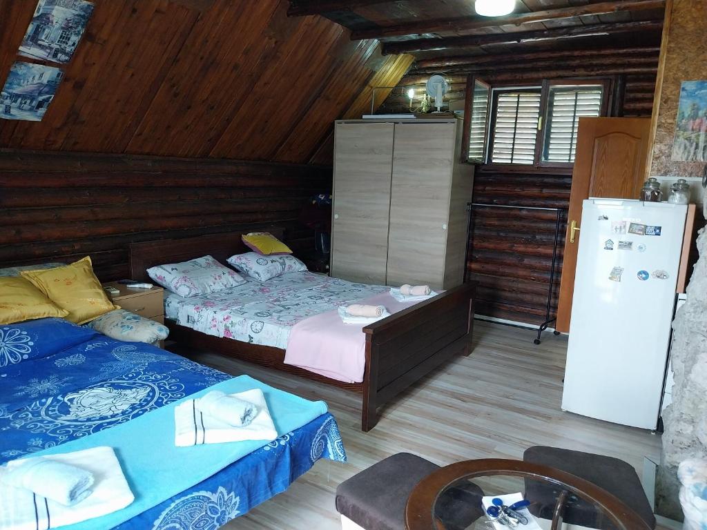 Postel nebo postele na pokoji v ubytování Vikend kuća Nikolić