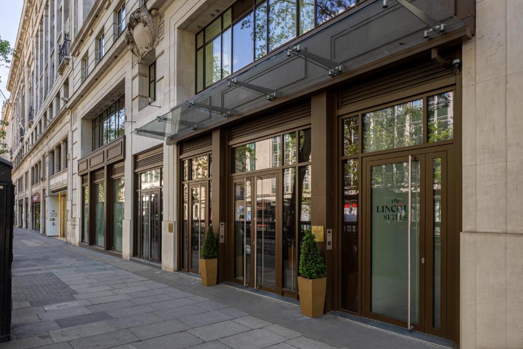 ロンドンにあるThe Lincoln Suitesの通りに窓がたくさんある建物