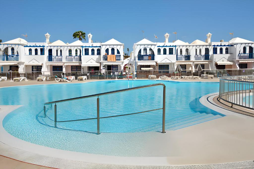 The swimming pool at or close to Cosy 1 Bedroom Bungalow Apartment