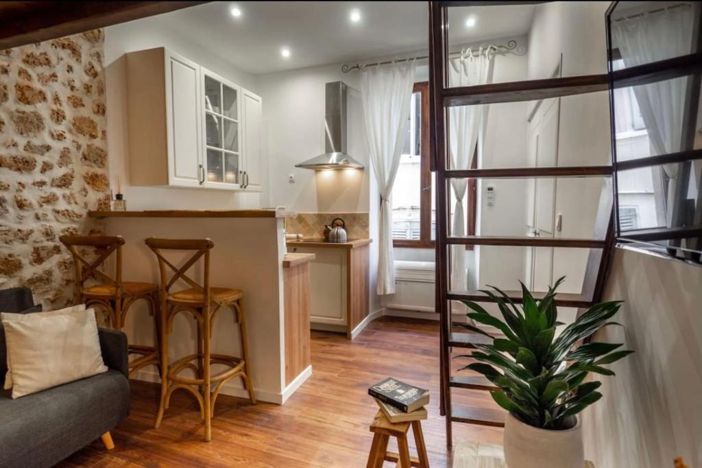 un salon avec un canapé et une cuisine dans l'établissement Lovely air-conditioned studio - Vieil Antibes, à Antibes