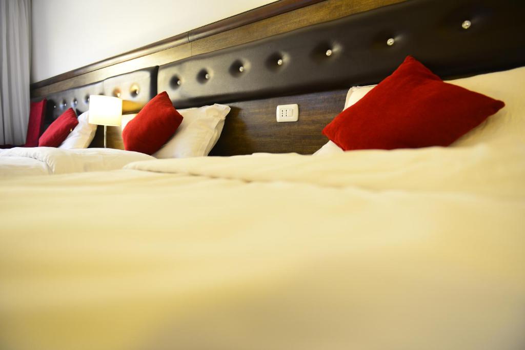 Postel nebo postele na pokoji v ubytování Petra Corner Hotel