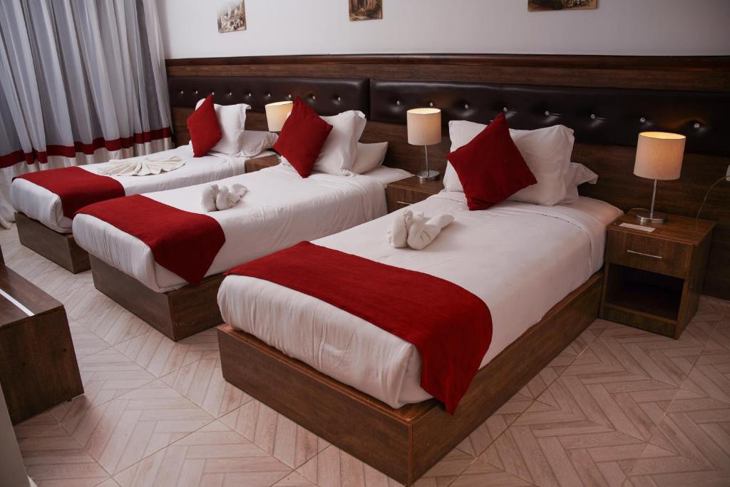 Postel nebo postele na pokoji v ubytování Petra Corner Hotel