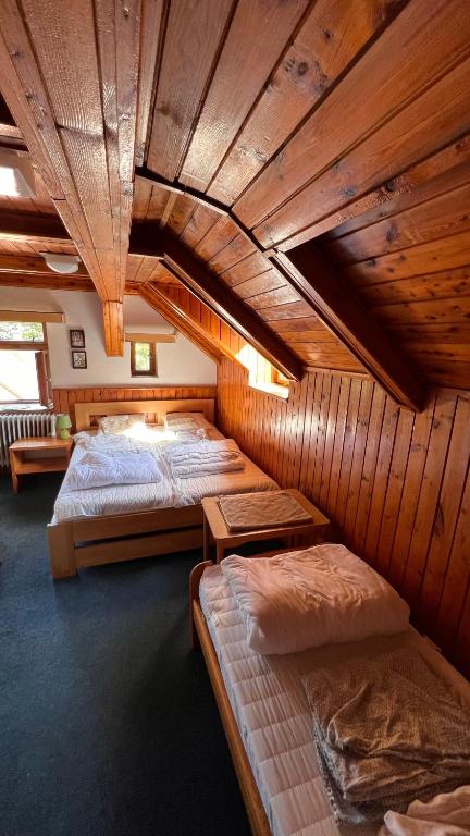 Postel nebo postele na pokoji v ubytování Chata Plechovka