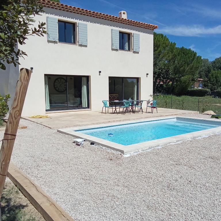Bazén v ubytování Bastide 3 chambres 6personnes avec piscine sur Aix en Provence nebo v jeho okolí