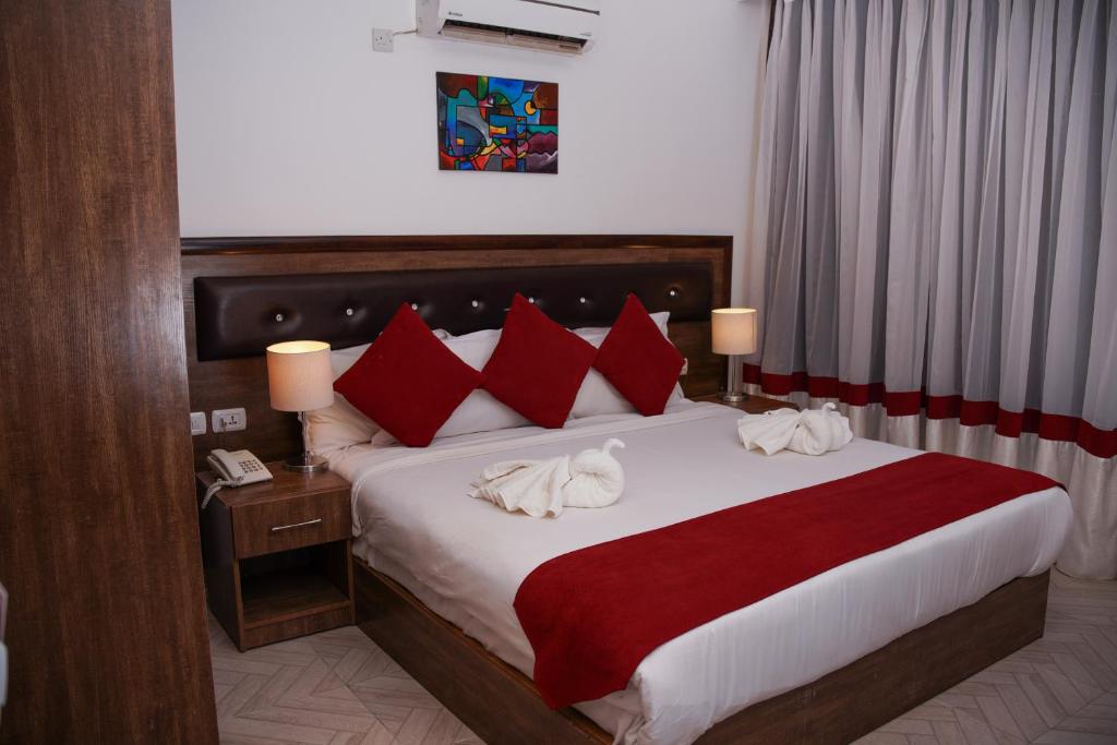 Postel nebo postele na pokoji v ubytování Petra Corner Hotel
