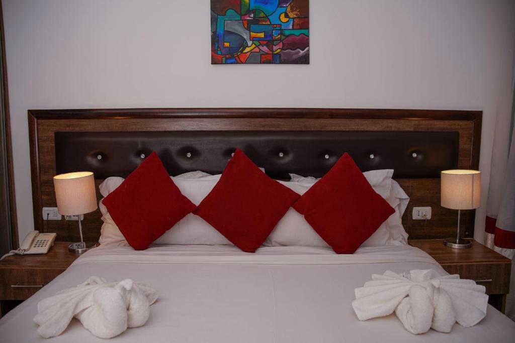Postel nebo postele na pokoji v ubytování Petra Corner Hotel