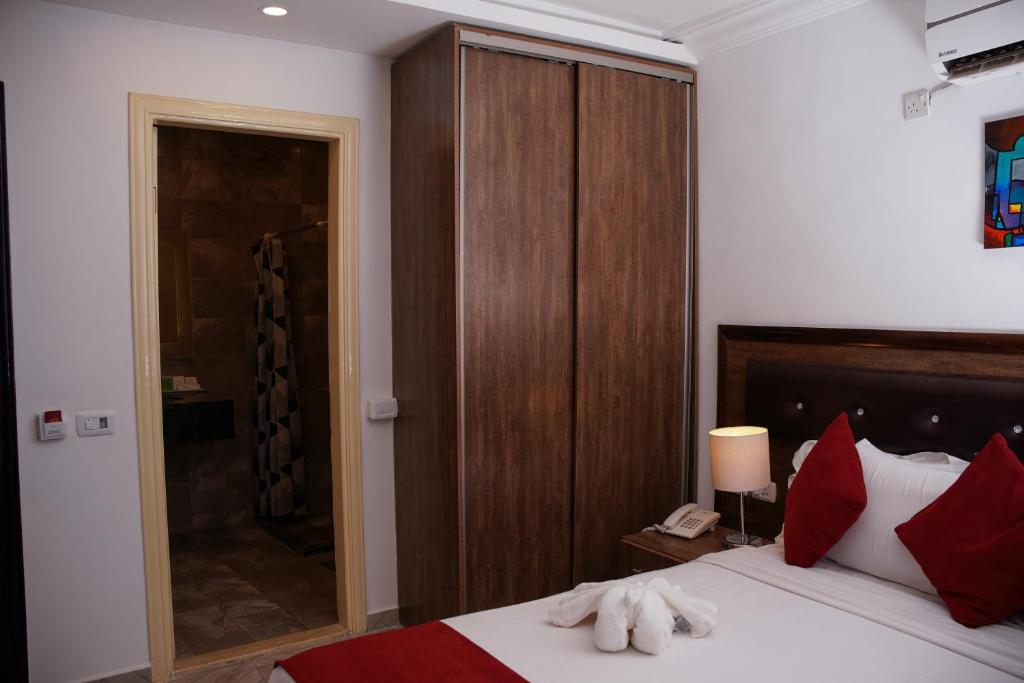 Postel nebo postele na pokoji v ubytování Petra Corner Hotel