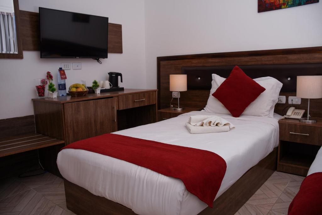 Postel nebo postele na pokoji v ubytování Petra Corner Hotel