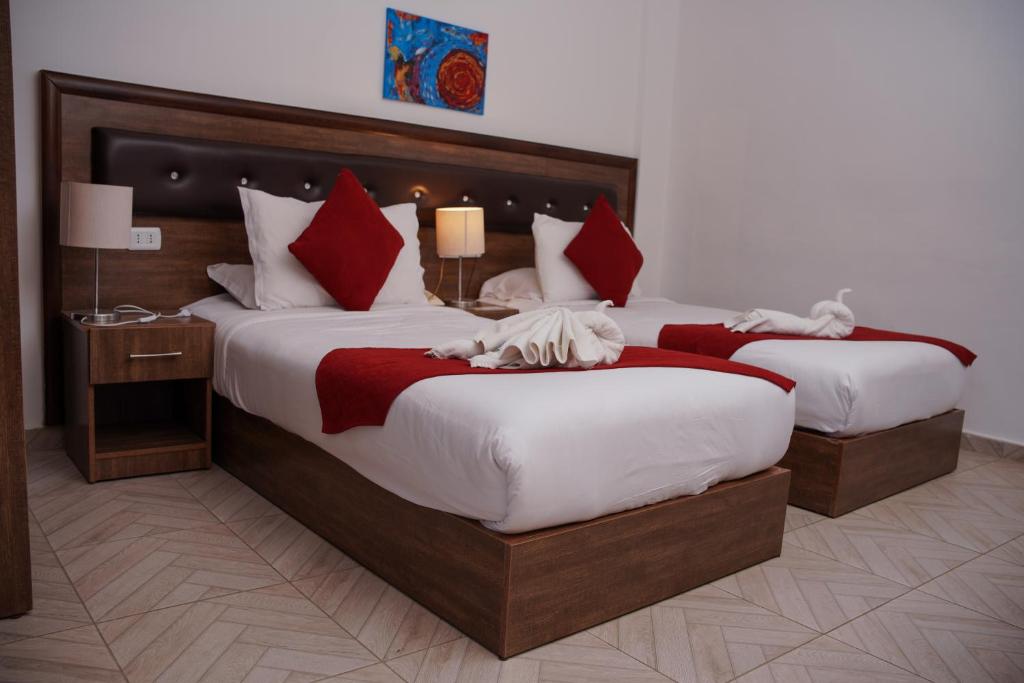 Postel nebo postele na pokoji v ubytování Petra Corner Hotel