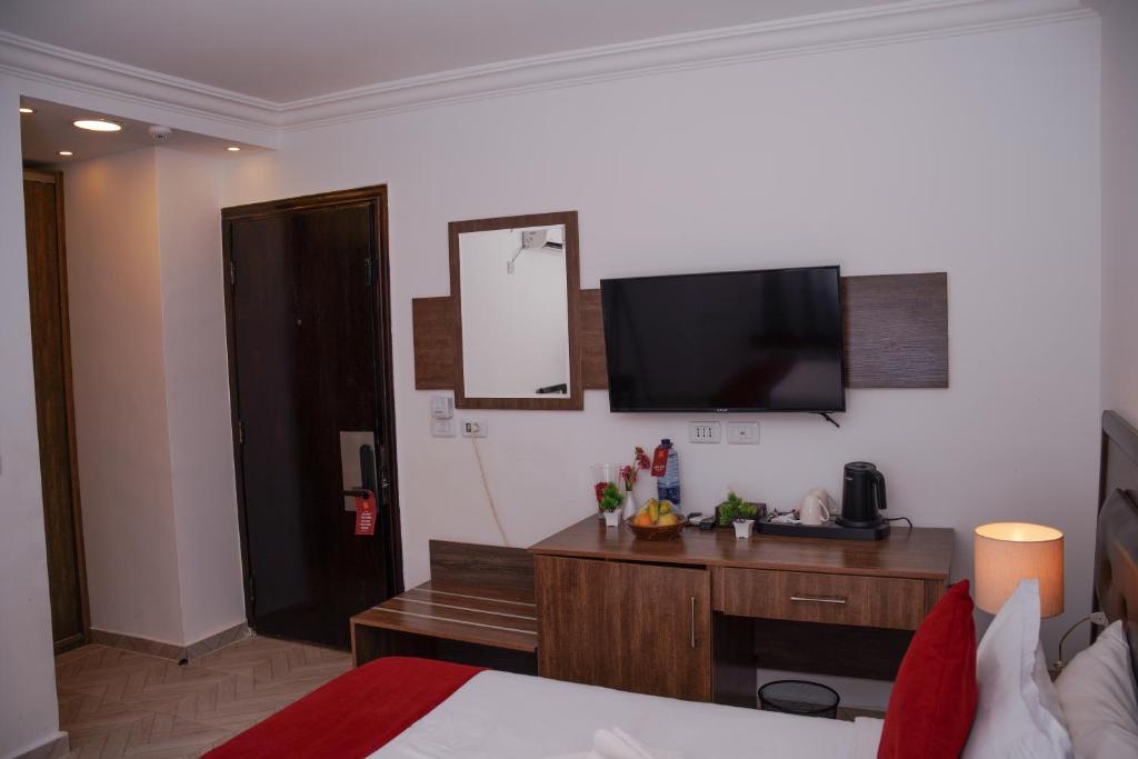 TV a/nebo společenská místnost v ubytování Petra Corner Hotel