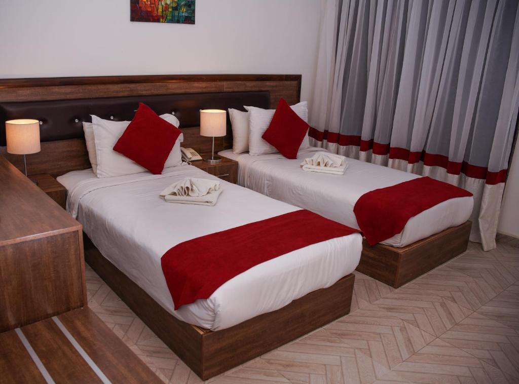 Postel nebo postele na pokoji v ubytování Petra Corner Hotel