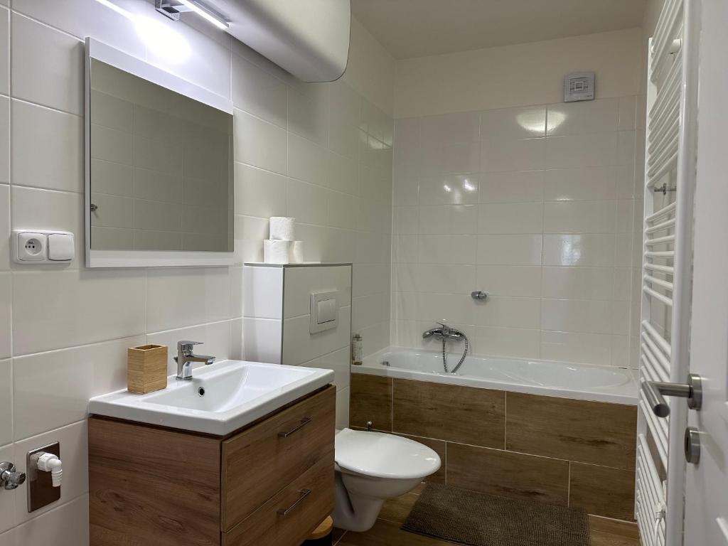 un bagno con lavandino, WC e vasca di Na sjezdovce a Sedloňov