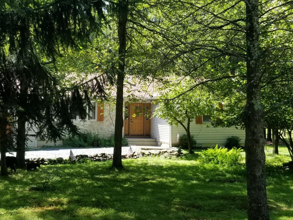 Zahrada ubytování Serenity and Fun all in one in this Cozy Pocono Cabin