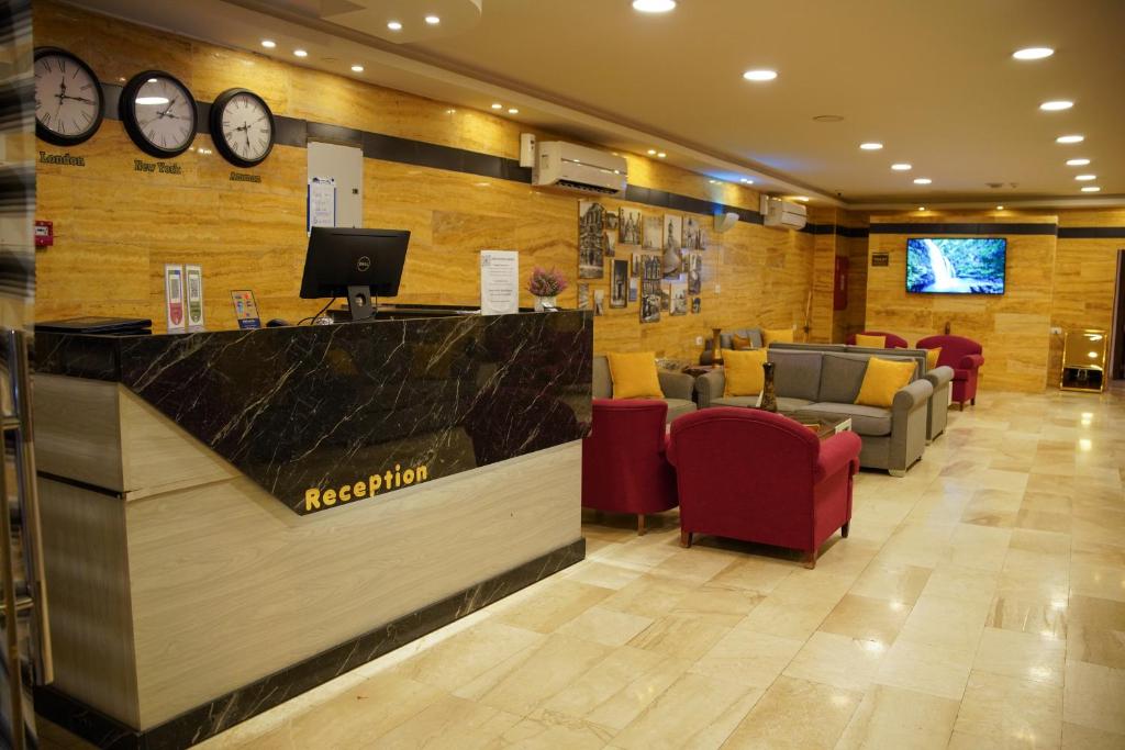 TV a/nebo společenská místnost v ubytování Petra Corner Hotel