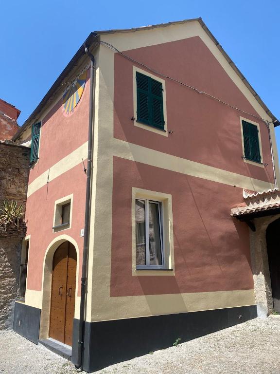 a house that is painted red and orange at Casa la meridiana in Laigueglia