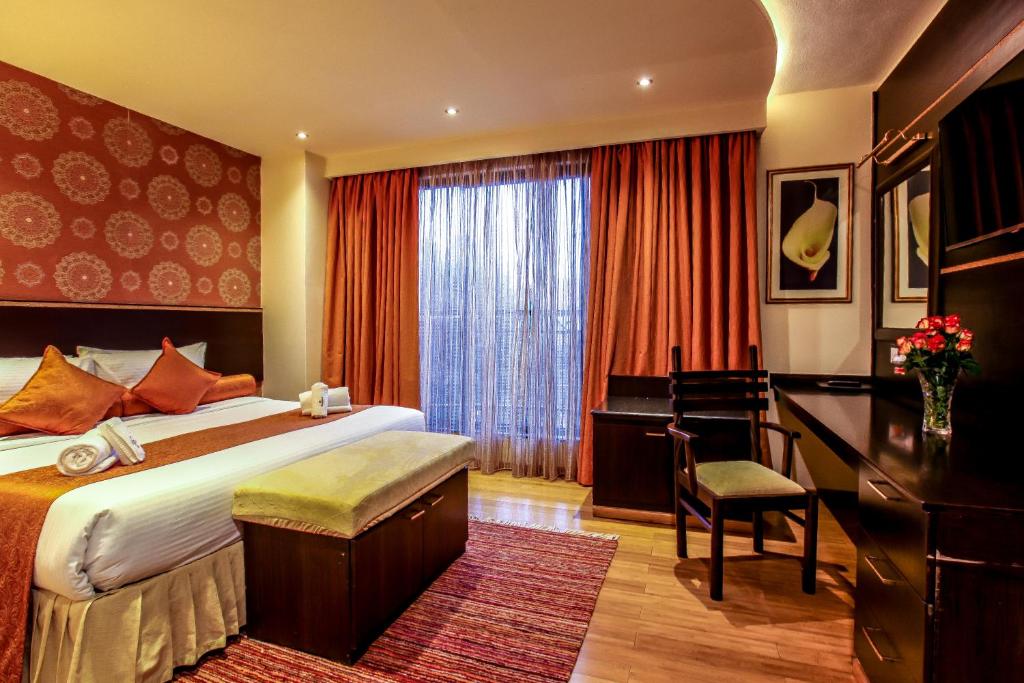 Postel nebo postele na pokoji v ubytování The Monarch Hotel