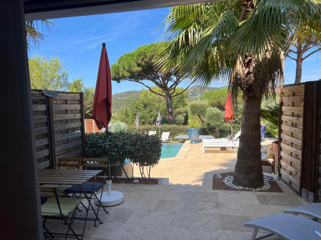HomeStay Bormes - Studio Met Uitzicht Op Het Zwembad - Begane Grond