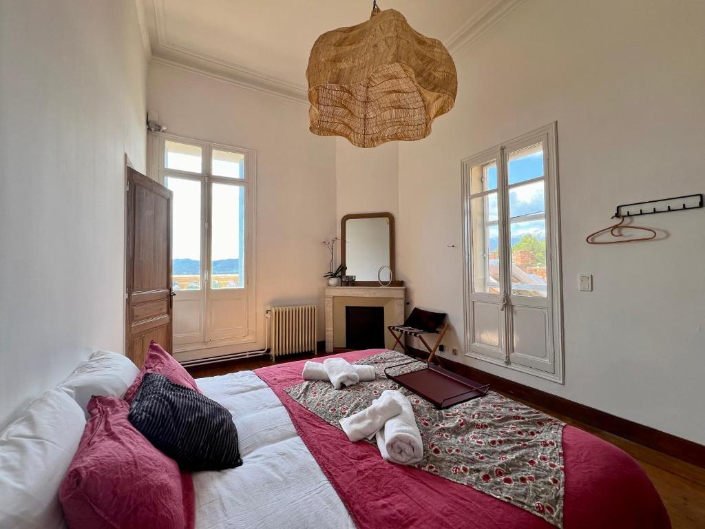 Ένα ή περισσότερα κρεβάτια σε δωμάτιο στο Château de la Sybille, vue imprenable sur le Canigou et les Orgues d'Ille sur Têt
