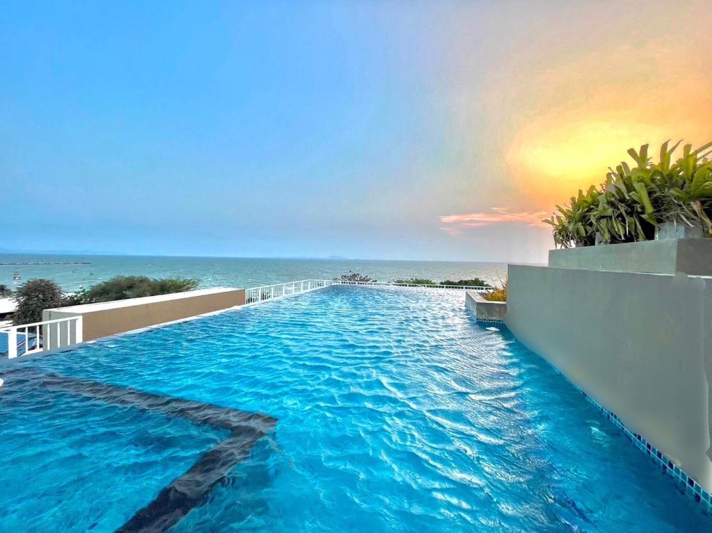 Bazén v ubytování Exclusive Seaview corner room 50 sqm &BHB Bangsaen nebo v jeho okolí
