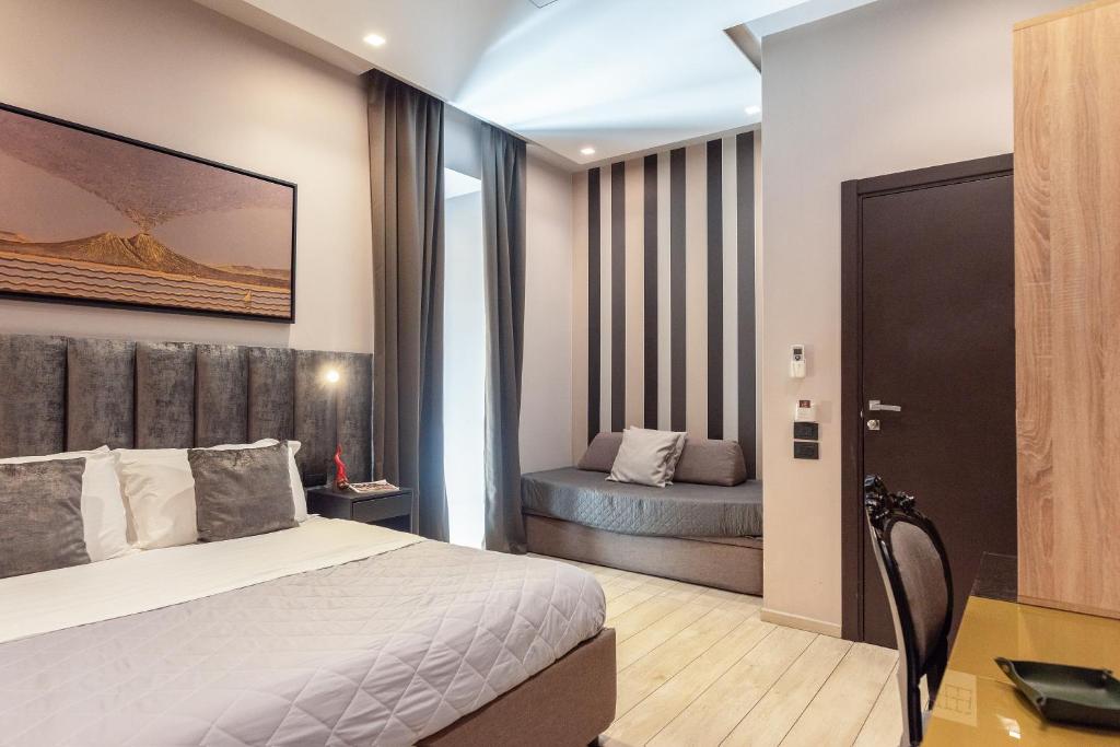Pokój z łóżkiem, biurkiem i sypialnią w obiekcie Neapolis Lifestyle w mieście Neapol