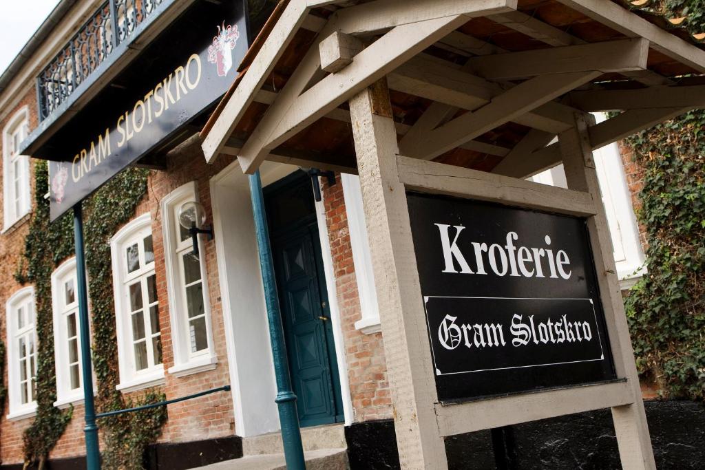 Certifikát, hodnocení, plakát nebo jiný dokument vystavený v ubytování Den Gamle Kro ved Gram slot