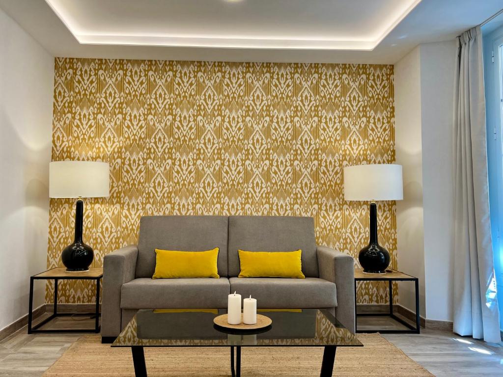 Hotel Beprime Larios by Easytrip, a living room with a couch and yellow pillows at Beprime Larios by Easytrip in Málaga