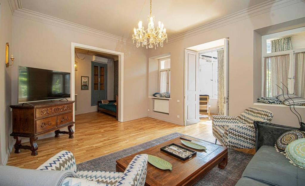 تصویر اتاق‌های Charming 1BR Apartment with Balcony -By Wehost - تصویر ۲