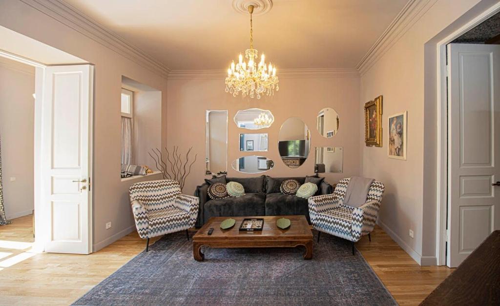 Charming 1BR Apartment with Balcony -By Wehost در تفلیس