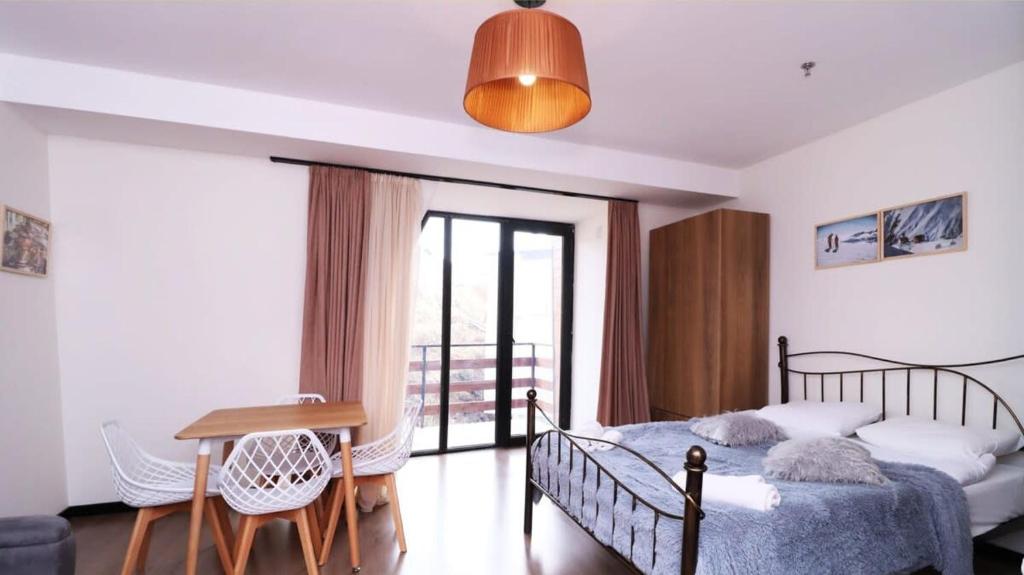 Postel nebo postele na pokoji v ubytování Bright Apartment in Marshall Gudauri