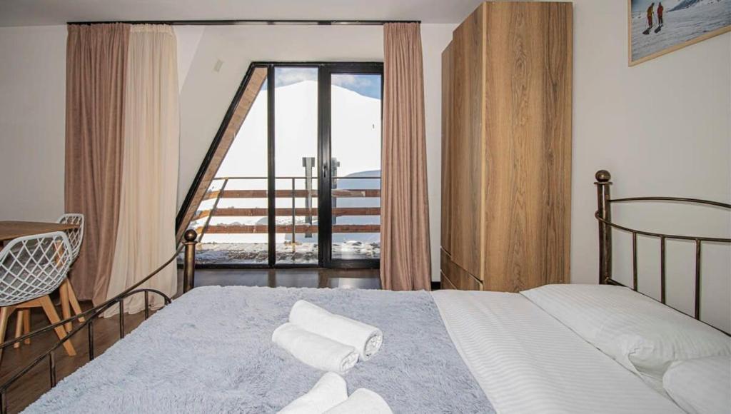 Postel nebo postele na pokoji v ubytování Bright Apartment in Marshall Gudauri