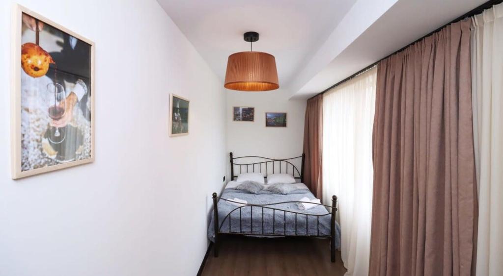 Postel nebo postele na pokoji v ubytování Bright Apartment in Marshall Gudauri