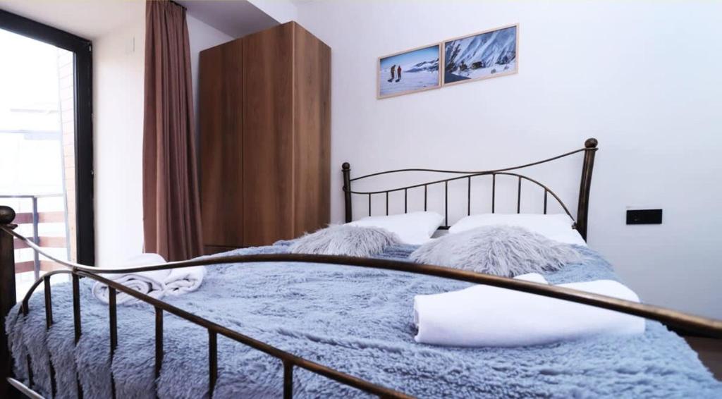 Postel nebo postele na pokoji v ubytování Bright Apartment in Marshall Gudauri