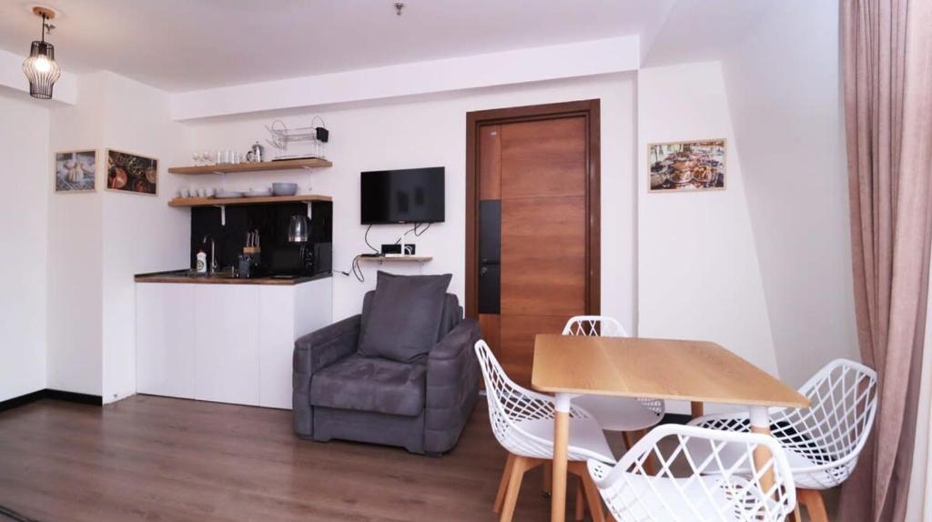 TV a/nebo společenská místnost v ubytování Bright Apartment in Marshall Gudauri