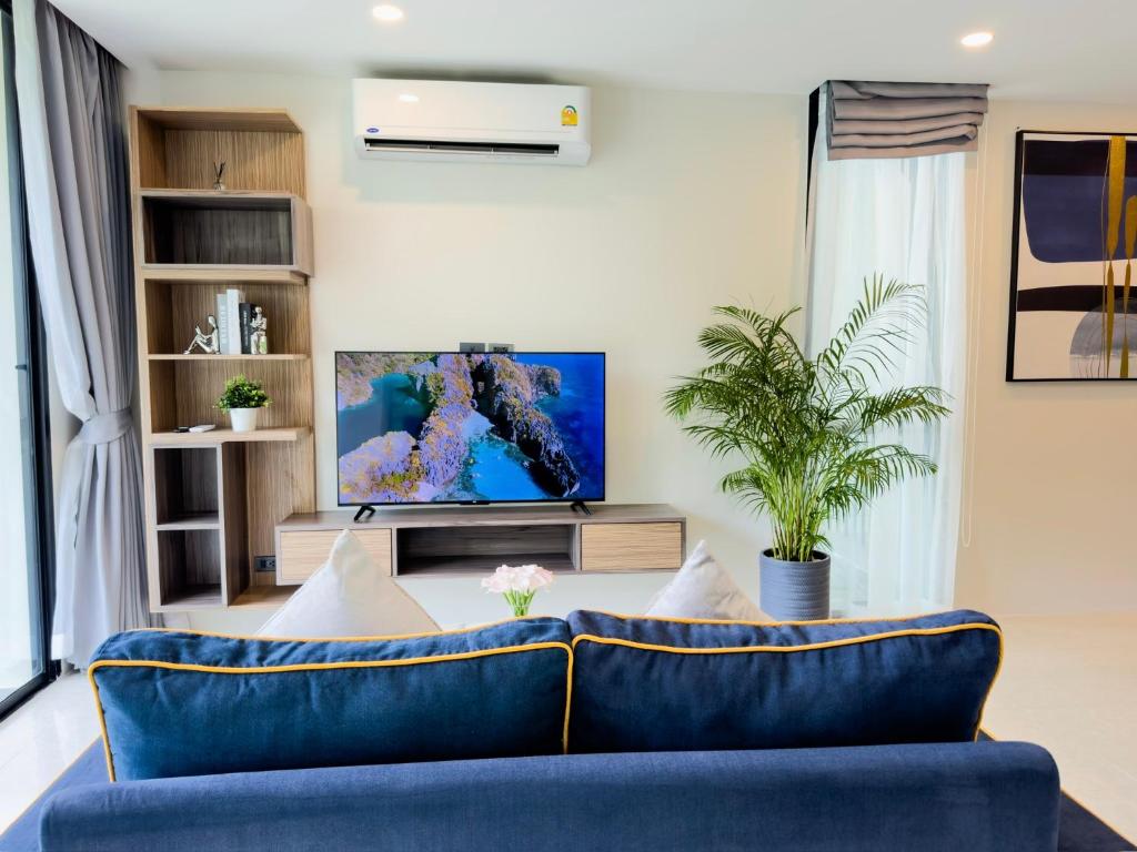 TV a/nebo společenská místnost v ubytování The Viva Patong