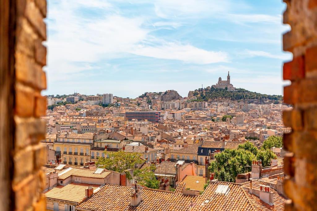 une vue d'une ville depuis un bâtiment dans l'établissement Nid douillet avec vue incroyable, à Marseille
