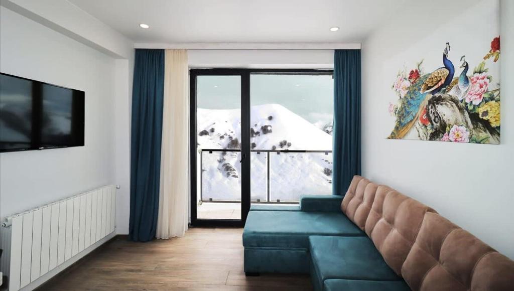 TV a/nebo společenská místnost v ubytování 1BR Apartment in Twins Gudauri project