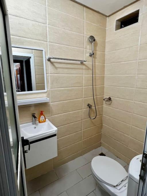 Koupelna v ubytování Apartment Pool- Balcony- Parking- Self CheckIn- WIFI -A3