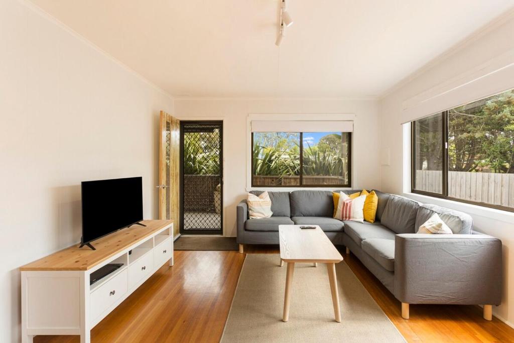 un salon avec un canapé et une télévision dans l'établissement Tranquil House 3 bed - 2 Bath WI-FI, à Cowes
