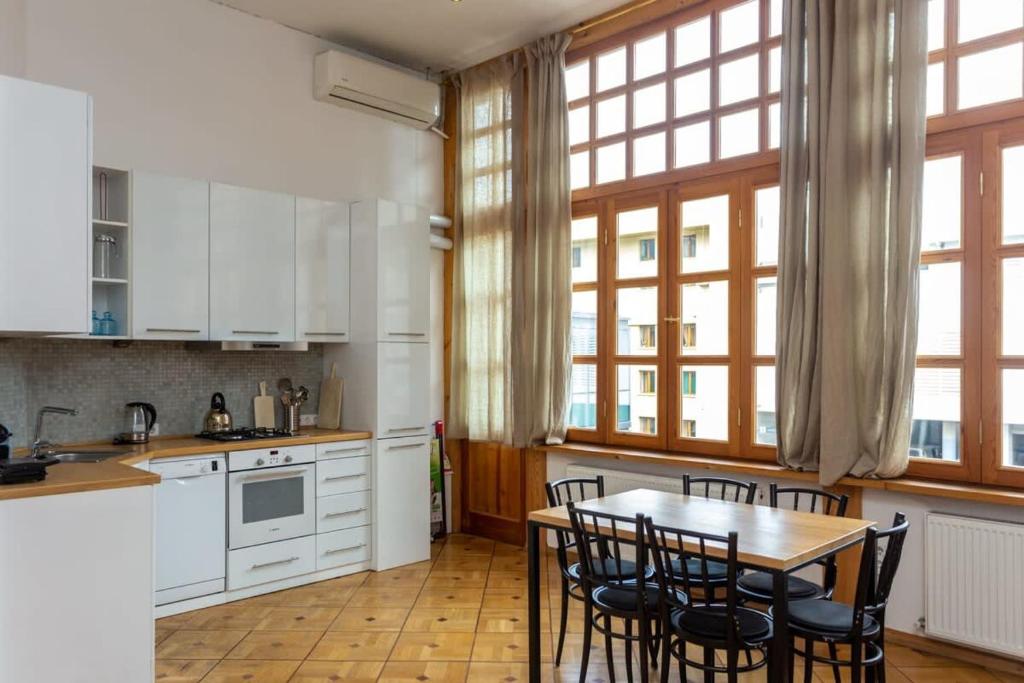 فضای داخلی Central Tbilisi Bright 1BR Gem - By Wehost در تفلیس - تصویر ۳