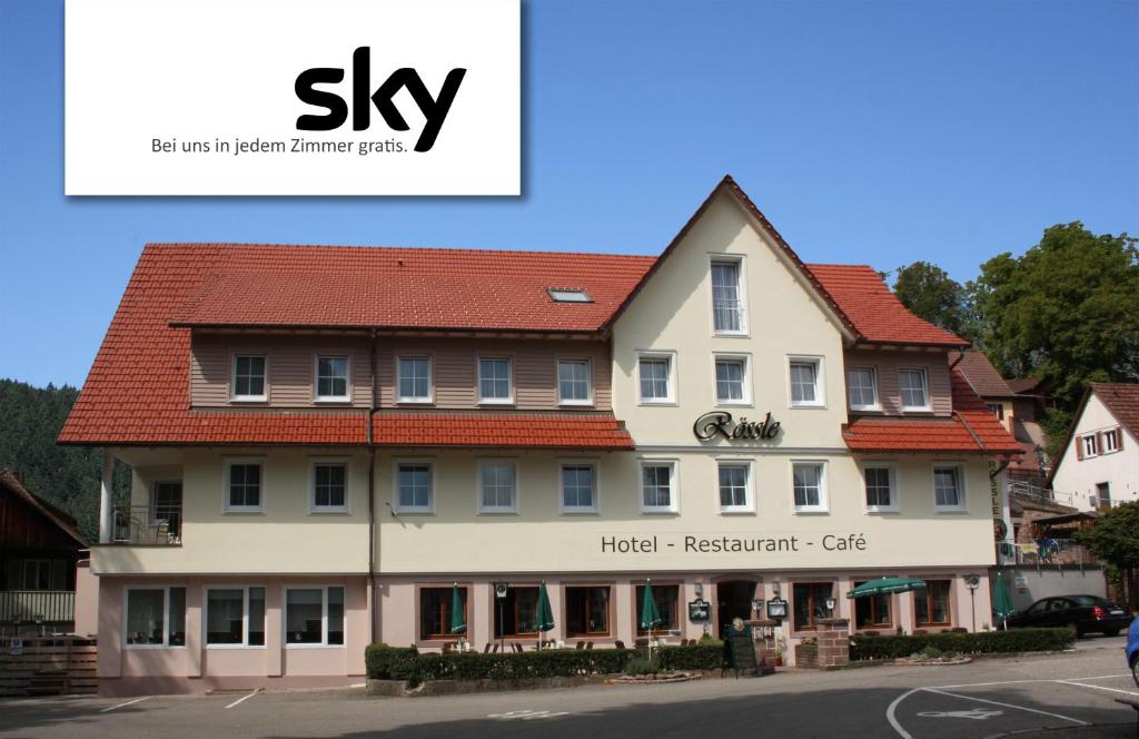 un edificio con un cartel que diga: en Hotel Rössle Berneck, en Altensteig