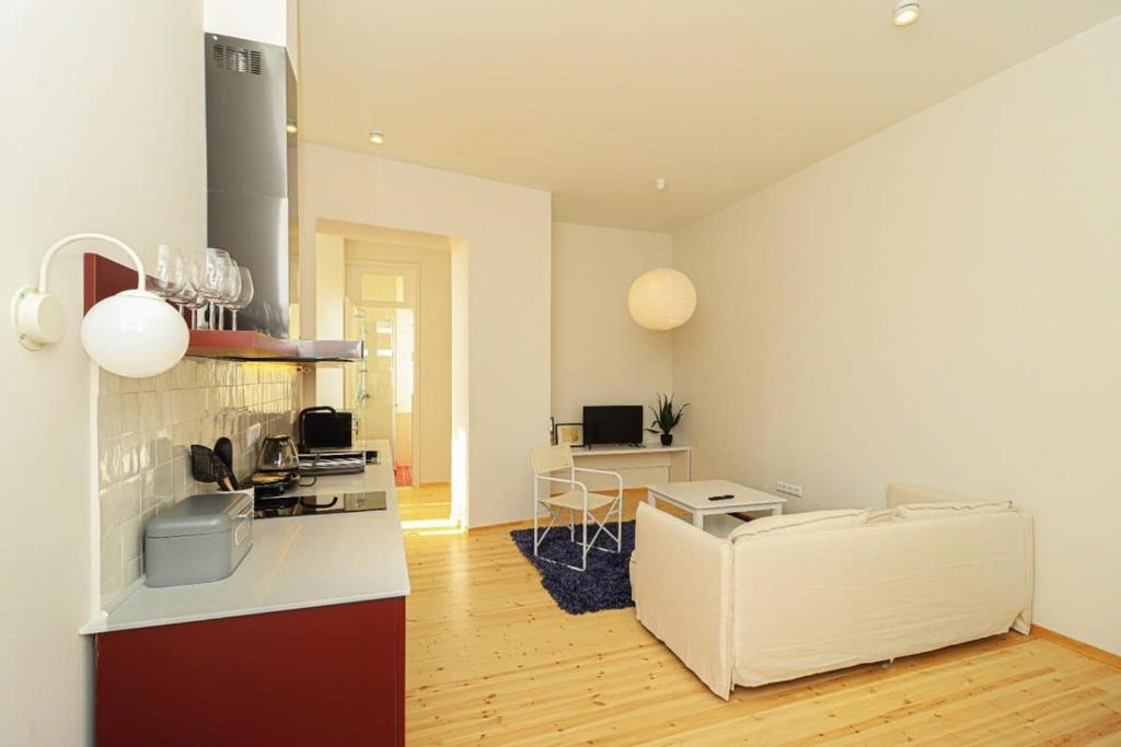 Kuchyň nebo kuchyňský kout v ubytování Stylish 2BR Apt in Tbilisi - By Wehost