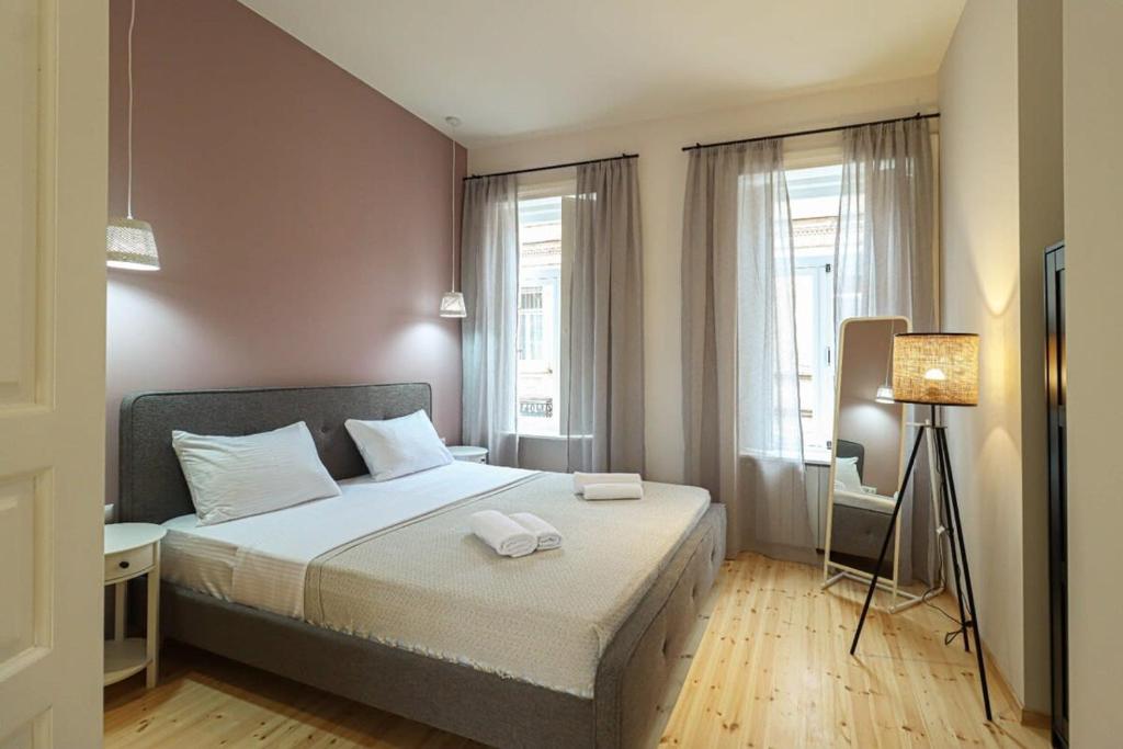 Postel nebo postele na pokoji v ubytování Stylish 2BR Apt in Tbilisi - By Wehost