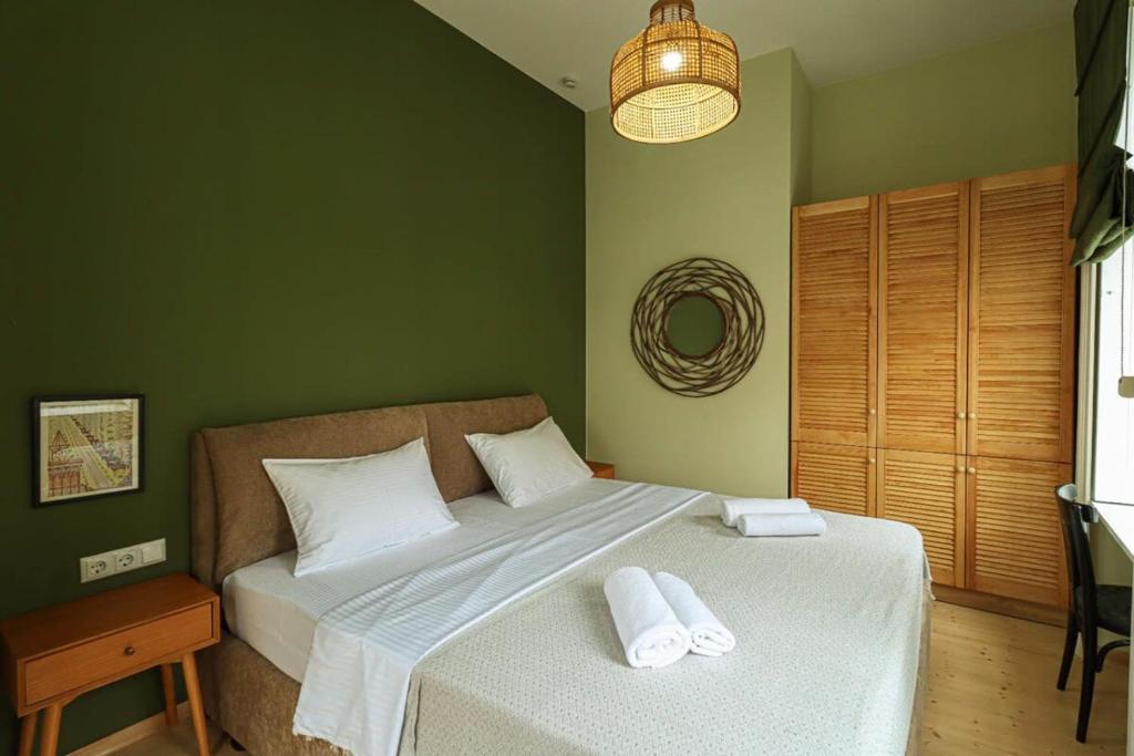 Postel nebo postele na pokoji v ubytování Stylish 2BR Apt in Tbilisi - By Wehost